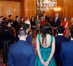Don Felipe y Doña Letizia conversan con los ganadores de los Premios Fin de Carrera 2017 de la Universidad de Oviedo